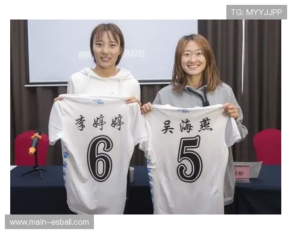 吴海燕高举冠军奖杯武汉女足登顶亚洲赛场全场欢腾庆荣耀时刻